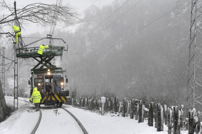 Железная дорога между Астурией и Леоном, закрытая для поездов из-за упавших ветвей деревьев после снегопада, Испания.