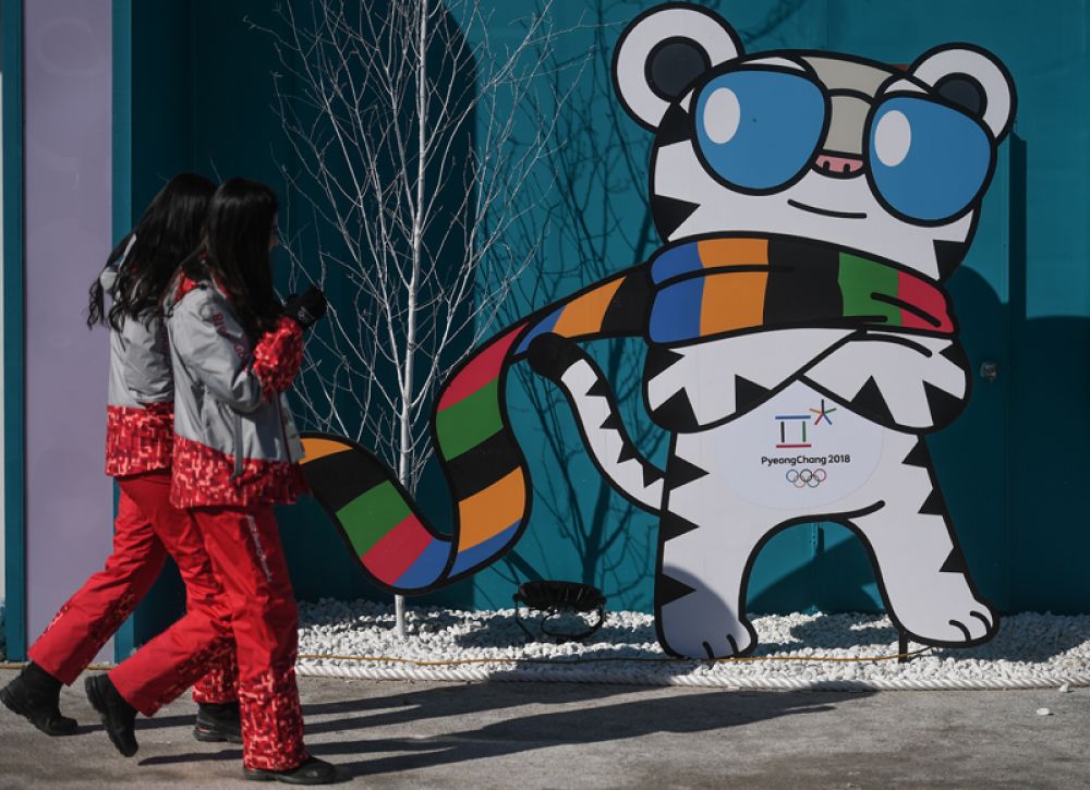 Официальный талисман Зимних Олимпийских 2018 белый тигр Soohorang (Сухоран) в Олимпийском парке Хвэнге в Пхенчхане.