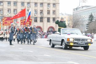 По площади прошли свыше 1500 солдат и офицеров ЮВО, курсантов, кадетов, бойцов Росгвардии, 60 единиц боевой и специальной техники.
