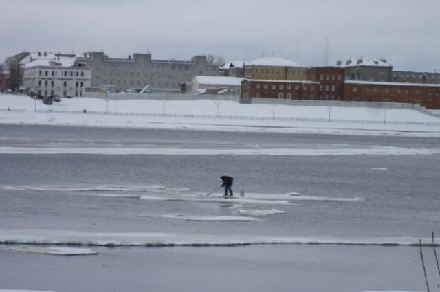 ГУ МЧС предупреждает, что выходить на лёд в оттепель смертельно опасно.