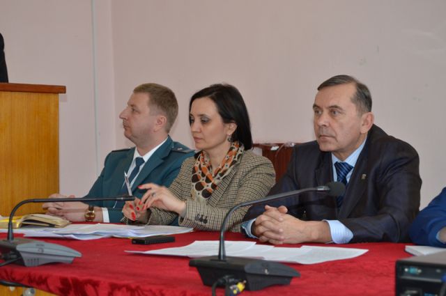 Марина Алексеева (в центре) рассказала о том, какие партнёры участвуют в месячнике, Владимир Чубаров (справа) считает, что налоговая помощь необходима каждому.