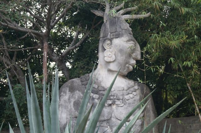 Статуя майя украшает вход в парк 