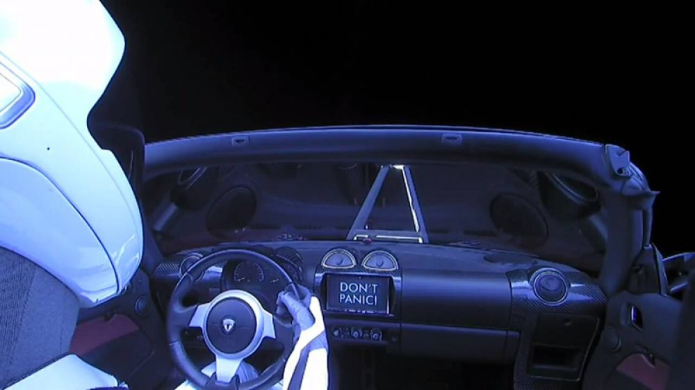 Манекен за рулем Tesla Rodster.