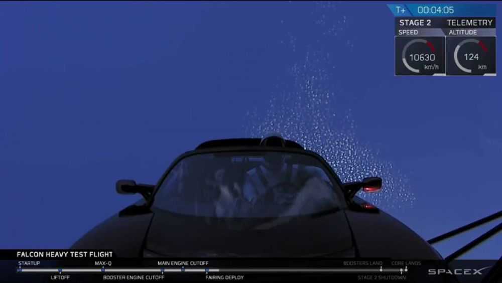 Манекен за рулем Tesla Rodster.