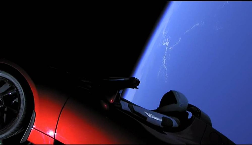 Манекен за рулем Tesla Rodster.