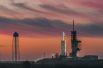 Ракета-носитель Falcon Heavy на стартовой площадке LC-39A космодрома космического центра имени Кеннеди во Флориде.