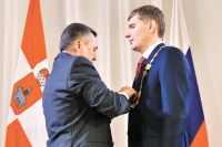 Спикер краевого Заксобрания Валерий Сухих надевает губернаторский знак на Максима Решетникова во время инаугурации 18 сентября 2017 года.