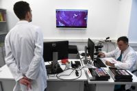 Сотрудники цифровой лаборатории для диагностики рака.