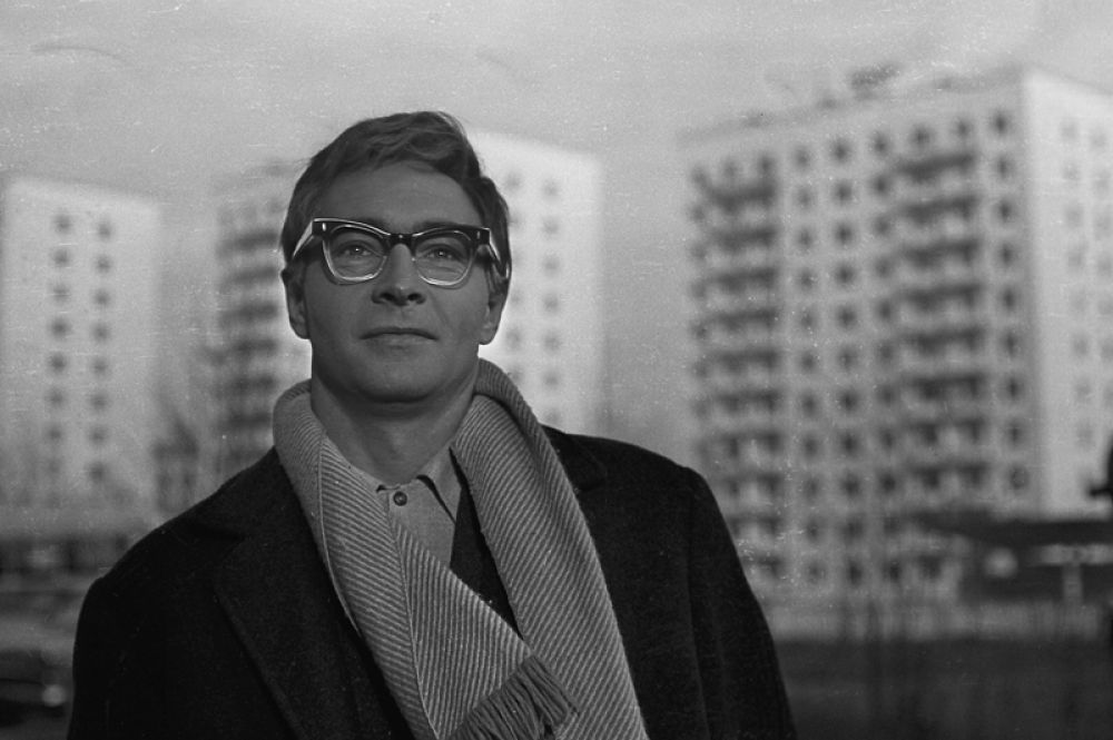 Кадр из фильма режиссера Станислава Ростоцкого «Доживем до понедельника» (1968). В роли директора школы Ильи Мельникова — народный артист СССР Вячеслав Тихонов.