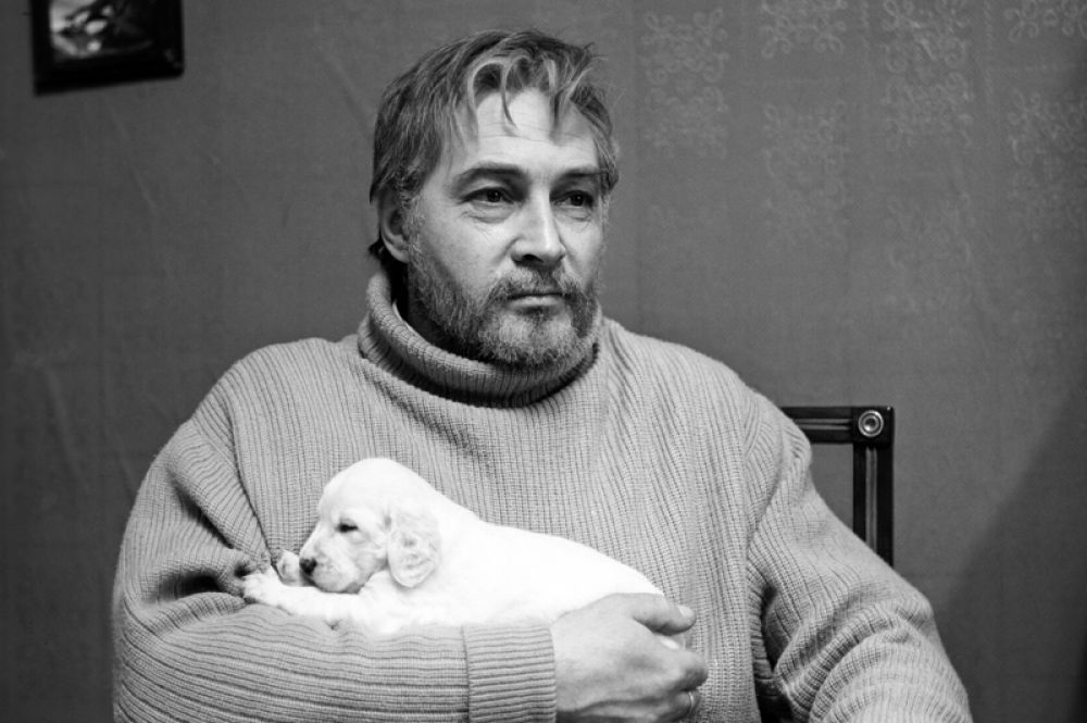 «Белый Бим Черное ухо» (1977). Вячеслав Тихонов в роли писателя Ивана Ивановича Иванова, хозяина Бима.