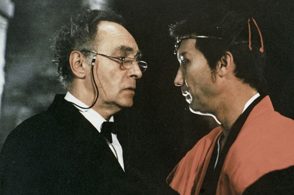 Кадр из художественного фильма «Убить дракона» (1988) Марка Захарова. В главных ролях: народный артист Вячеслав Тихонов и народный артист РСФСР Олег Янковский.