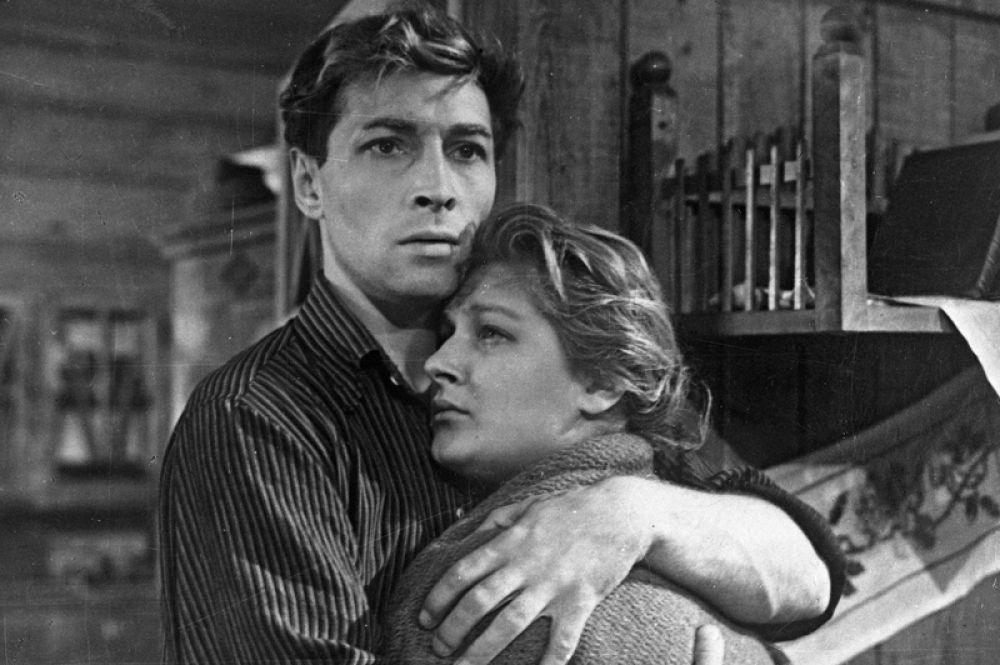 «Дело было в Пенькове» (1957) режиссера Станислава Ростоцкого. Вячеслав Тихонов в роли Матвея, Светлана Дружинина в роли Ларисы.