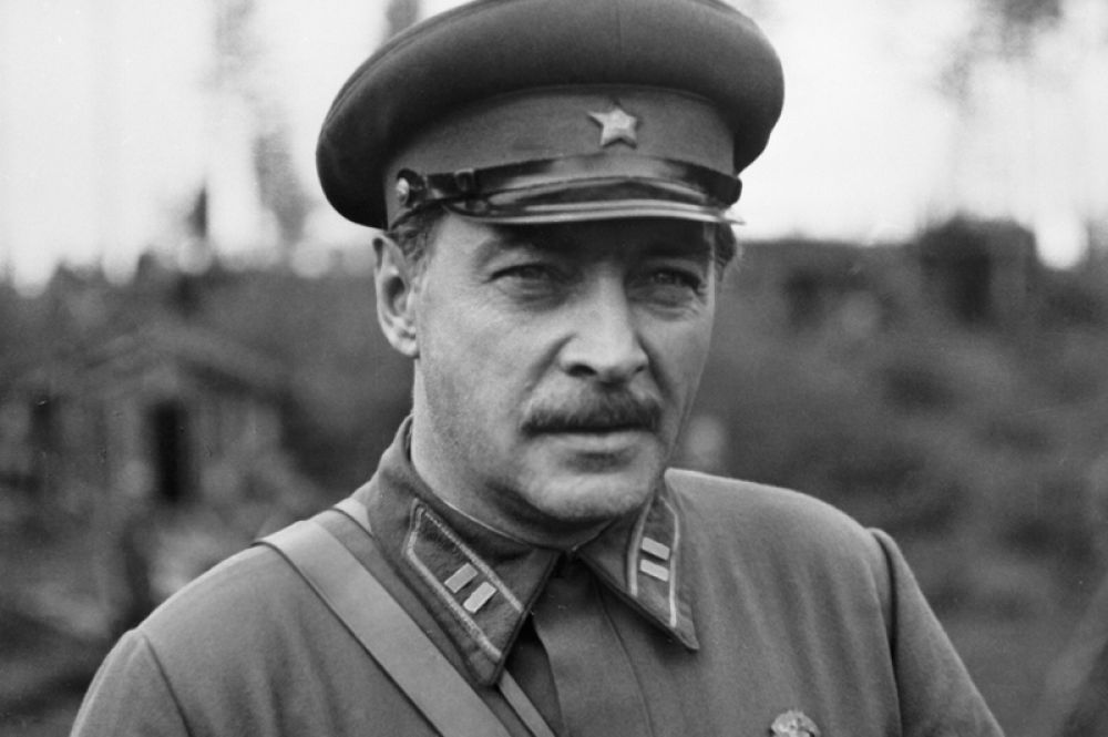 Народный артист СССР Вячеслав Тихонов в роли полковника Млынского в фильме «Фронт в тылу врага» (1982).