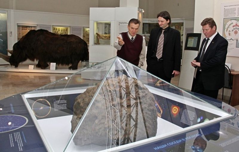 В марте 2014 года у метеорита побывал первый гость - директор Большого Московского государственного цирка Эдгард Запашный.