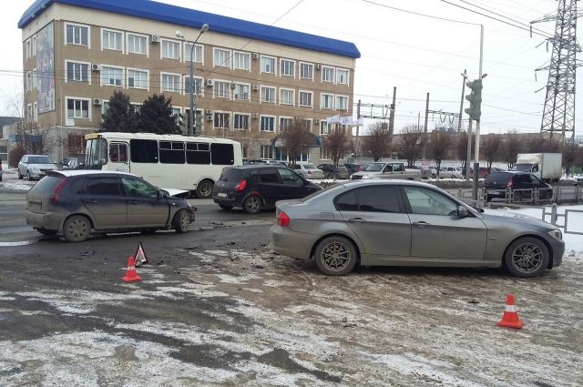 В Оренбурге на улице Юркина столкнулись «Лада» и BMW, есть пострадавший.