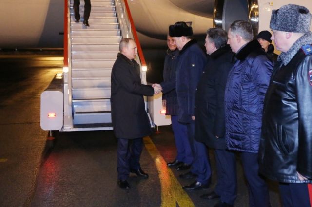 Владимира Путина в Новосибирске встречали представители местной власти.
