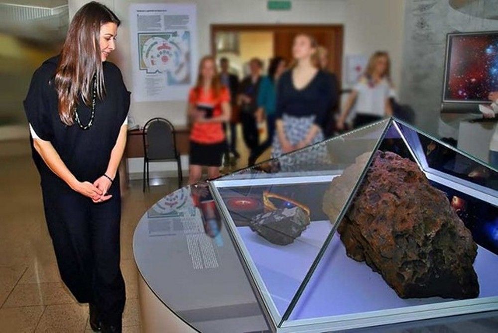 В 2016 году ведущая телепрограмм «Вести» и «Специальный корреспондент» Мария Ситтель приезжала в Челябинск на встречу со старшеклассниками. Она посетила залы музея, задержавшись у метеорита, и получила на память маленький фрагмент челябинского «космического пришельца».