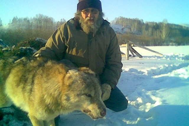 Житель Курьинского района и убитый волк.