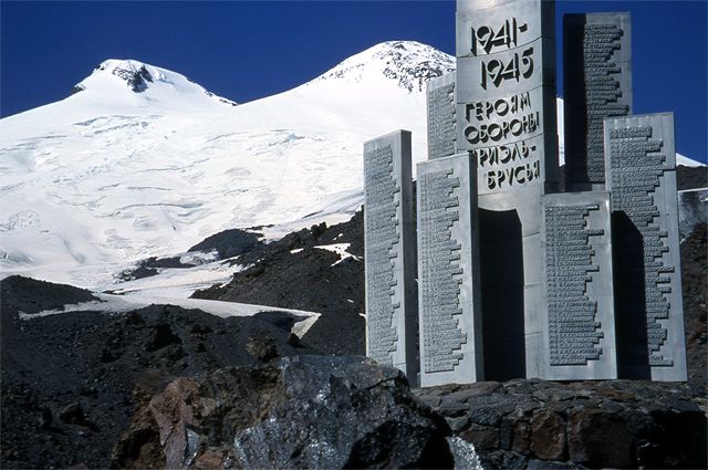 Памятник защитникам Приэльбрусья на склоне Эльбруса.