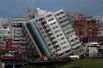 Разрушенное здание после землетрясения в Хуаляне, Тайвань.
