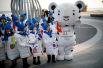 Дети и талисман Олимпиады 2018 года белый тигр Soohorang, Каннын, Южная Корея.