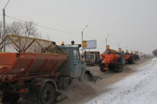 Украину засыпает снегом: дороги расчищают с помощью техники