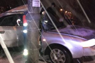 В Киеве на «Лыбедской» автомобиль врезался в столб: есть пострадавшие