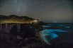 Биолюминесцентный фитопланктон на побережье Биг-Сур, Калифорния, США.