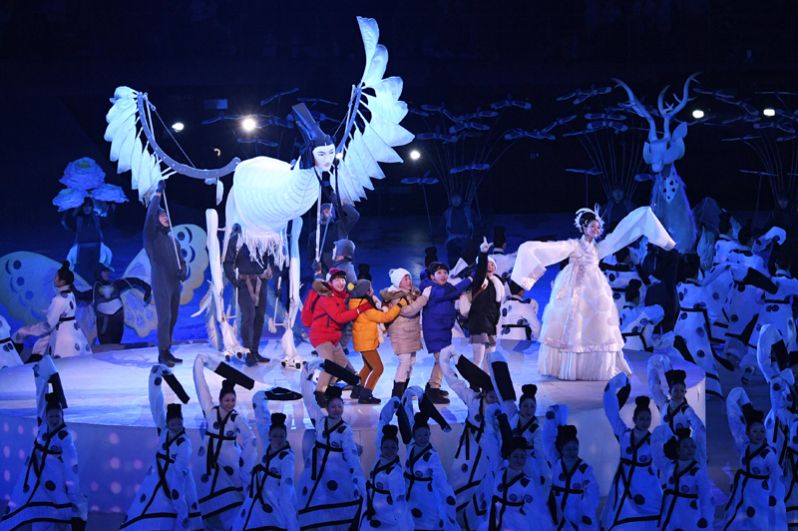 Артисты во время церемонии открытия.