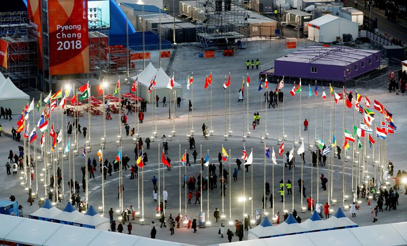 Флаги стран, участвующих в Играх, на площади в Пхенчхане.
