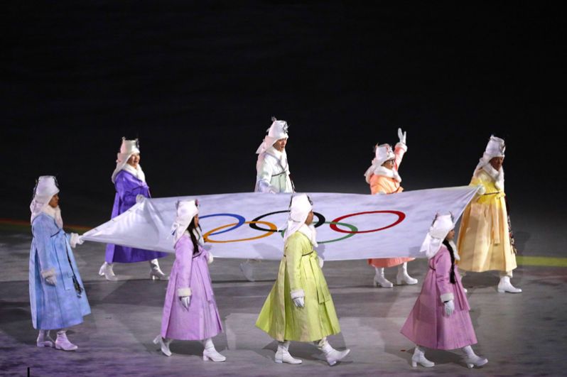Вынос флага страны-хозяйки во время церемонии открытия XXIII зимних Олимпийских игр в Пхенчхане.