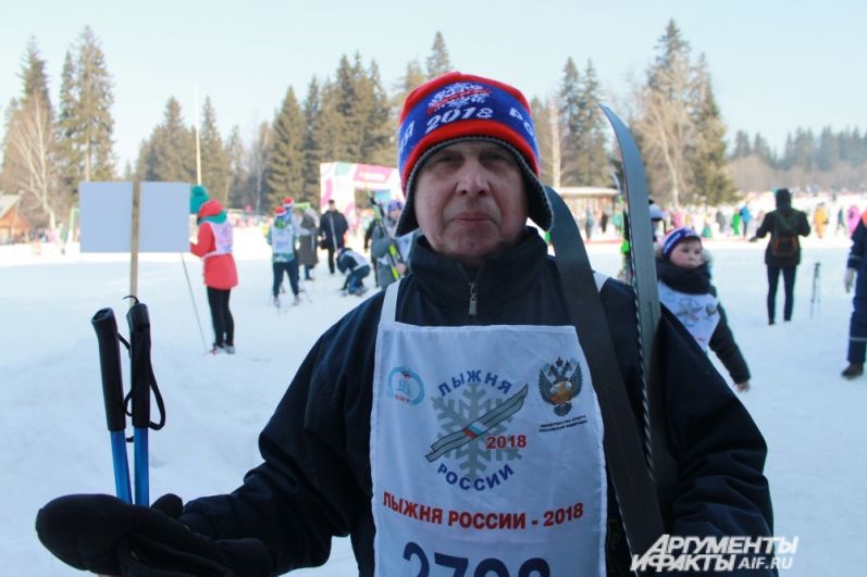 Сергей Александрович уже в десятый раз встаёт на лыжи в массовом старте. 