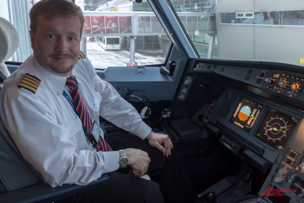Капитан воздушного судна авиакомпании Nordwind Airlines любезно пригласил нас в кабину пилота.