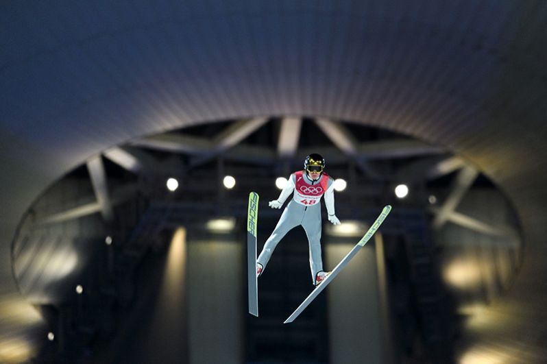 Немец Андреас Веллингер завоевал золотую медаль в прыжках на лыжах с нормального трамплина.