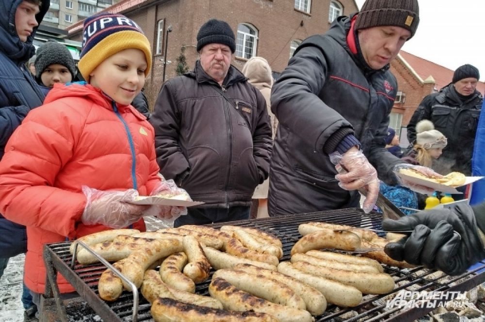 Гости могли попробовать белые мюнхенские колбаски, вайсвурст, в основе которых телятина, приготовленные по традиционным рецептам Германии; колбасу, сделанную по старинному ирландскому рецепту, привезенному переселенцами в США, в основе которой свинина с яблоком. А также кабаносси и сюрпризные колбаски "Искорка", часть ингредиентов которых держится в секрете.