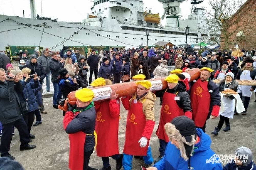 За шествием колбасмейстеров следили сотни горожан. В Кенигсберге этот праздник также собирал огромные толпы.