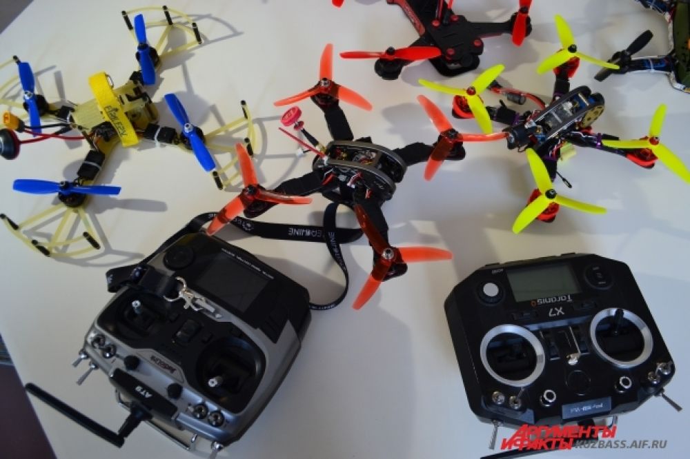 Один из пилотов-преподавателей Академии беспилотной авиации и робототехники Роман Зверев считает, что за дронами будущее, и главное сейчас – найти им применение. 