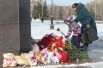 Жители несут цветы, свечи и детские игрушки к фотографии самолета у памятника Ленину в центре Орска в память о погибших при крушении Ан-148 «Саратовских авиалиний» рейса 703 Москва-Орск.