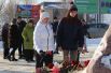 Жители Саратова возлагают цветы на площадке возле аэропорта в память о погибших пассажирах.