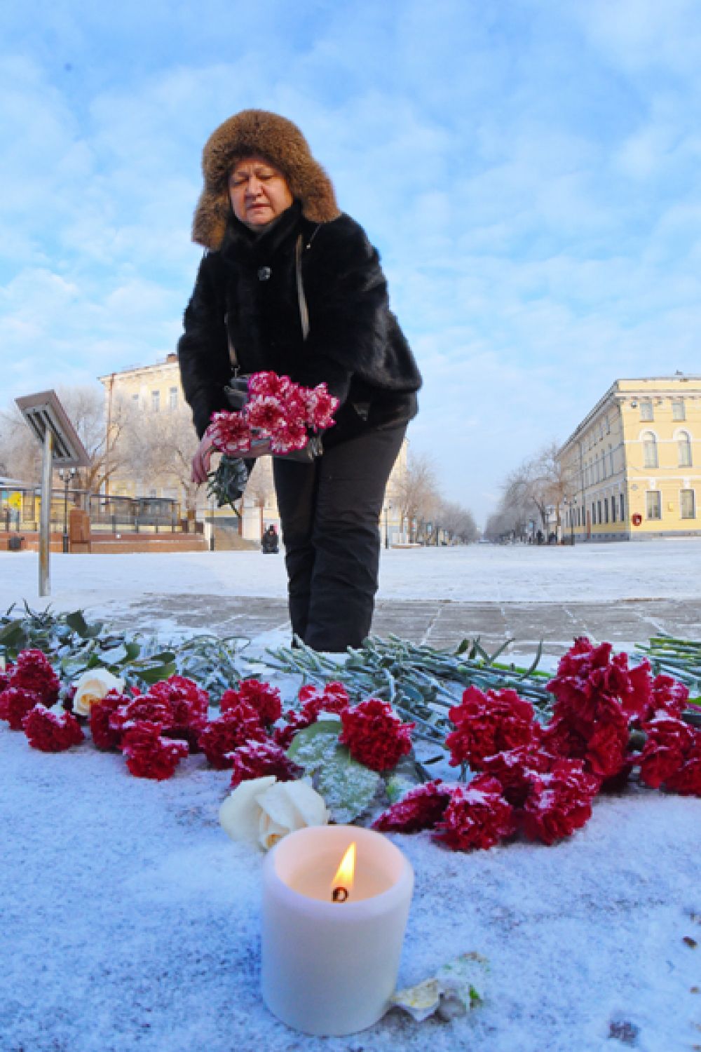 Женщина возлагает цветы к монументу Валерия Чкалова в Оренбурге в память о погибших при крушении самолета Ан-148 «Саратовских авиалиний» рейса 703 Москва-Орск.