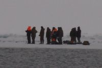 Рыбаки, бывшие неподалеку вызвали помощь.