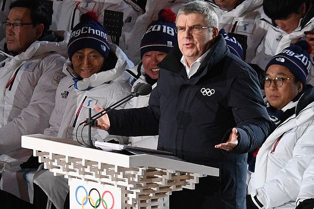 Президент Международного олимпийского комитета (МОК) Томас Бах выступает на церемонии открытия XXIII зимних Олимпийских игр в Пхенчхане.
