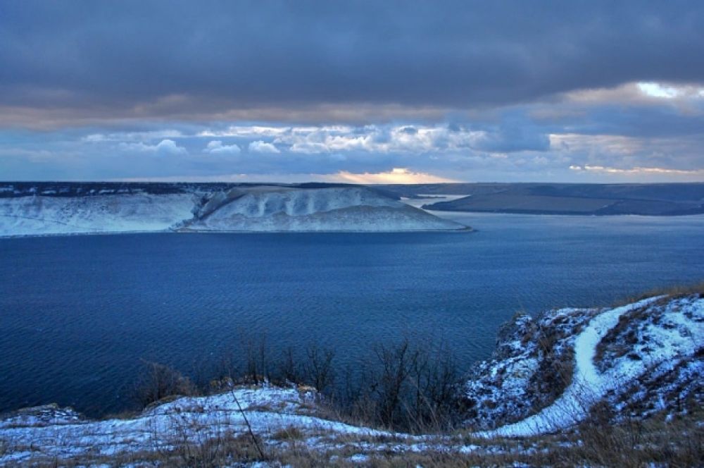 Бакота - многострадальное село, основанное еще в 11-12 веке. В 1981 году его затопили геологи при постройке ГЭС, а в 1996 обвалился кусок Белой горы, засыпав собою усыпальницы и фрески. Но Бакота - это крошечная Ялта, напоминание о теплом море Крыма и неповторимом микроклимате. Все потому, что температура на месте Бакоты очень напоминает климат ЮБК. Неповторимые пейзажи, лес и вода привлекают к себе туристов из года в год все больше и больше.
