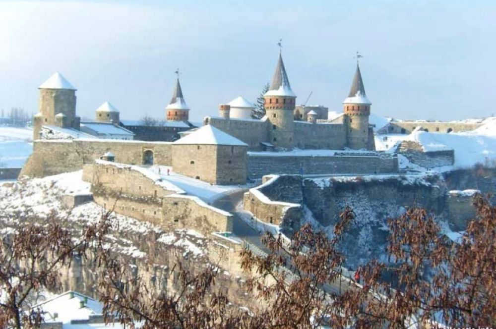 О Каменец-Подольском замке нет смысла и говорить - настолько культовым стало это оборонительное сооружение в наше время. Здесь снимали кино, а в гулких казематах еще можно услышать вехи времен. Замок - романтичное место для того, чтобы помечтать о тех временах и хоть на время отвлечься от повседневности.