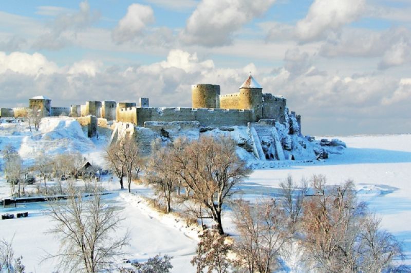 Аккерманская крепость - это романтика для тех, кто мечтает о дальних странах и походах, а море любит в любом его проявлении, даже зимой. Крепость находится в Белгороде-Днестровском, в Одесской области. Всем, кто решит ее посетить, рекомендуем - пройдите до отвесной стены, которая возвышается уже над морем и поднимайтесь по каменным уступам. Уже наверху вы почувствуете себя и рыцарем, и героем сказочного фентези одновременно.