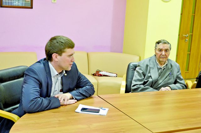 Замминистра Андрей Алабин (слева) и почётный гражданин города Алексей Преображенский на одной волне: проблему обсуждают со всех сторон.