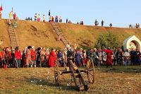 Около 200 участников реконструкции битвы казаков с турками съехались в Азов в 2017 году.