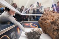 В честь юбилея падения метеорита жителям и гостям Челябинска разрешили прикоснуться к осколку небесного тела, который хранится в Историческом музее.