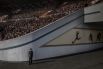Охранник у входа на стадион имени Ким Ир Сена перед началом марафона в Пхеньяне, Северная Корея.
