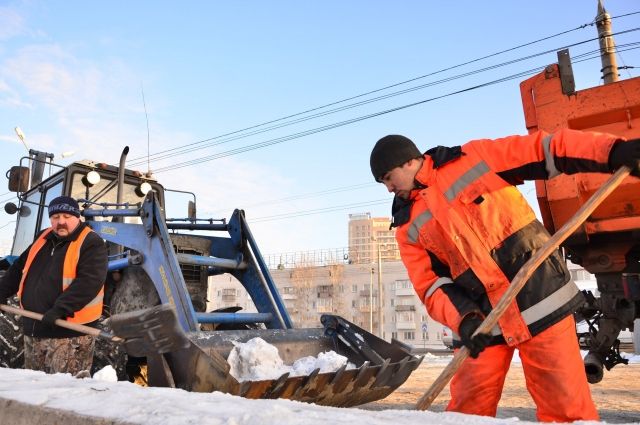 Коммунальщики вывозят снег с омских дорог ежедневно.